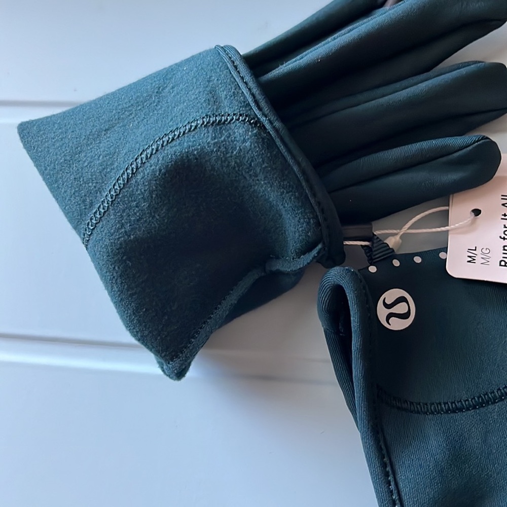 Lululemon Women's Run for It All Gloves 
Tech NWT Size M/L - Picture 11 of 12